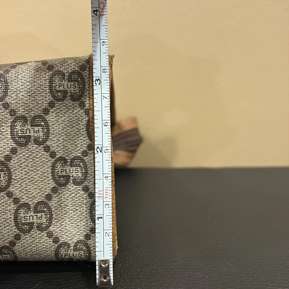 Gucci Supreme Plus Vintage Toiletry Pouch - Picture 4 of 12